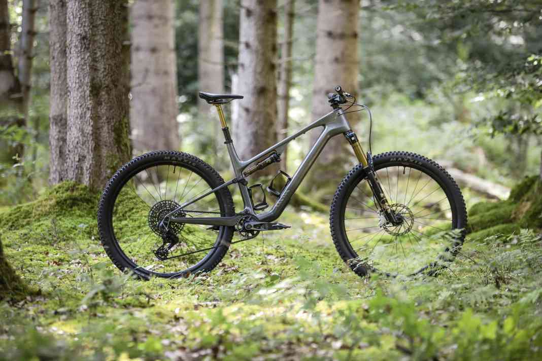 Mit 12,3 Kilo und 140, beziehungsweise 125 Millimetern Federweg kommt das neue Canyon Lux Trail CF9 als leichtes Trailbike daher.