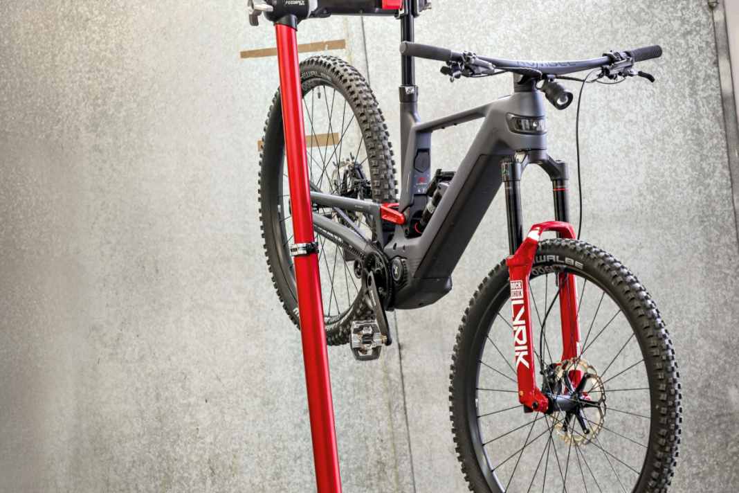 Wer selbst an seinem E-MTB schrauben will, braucht einen Montageständer, der ordentlich was wegstecken kann. Wir erklären, was Heavy-Duty-Modelle können müssen und welche Fehler man beim Kauf vermeiden sollte. Foto: Georg Grieshaber