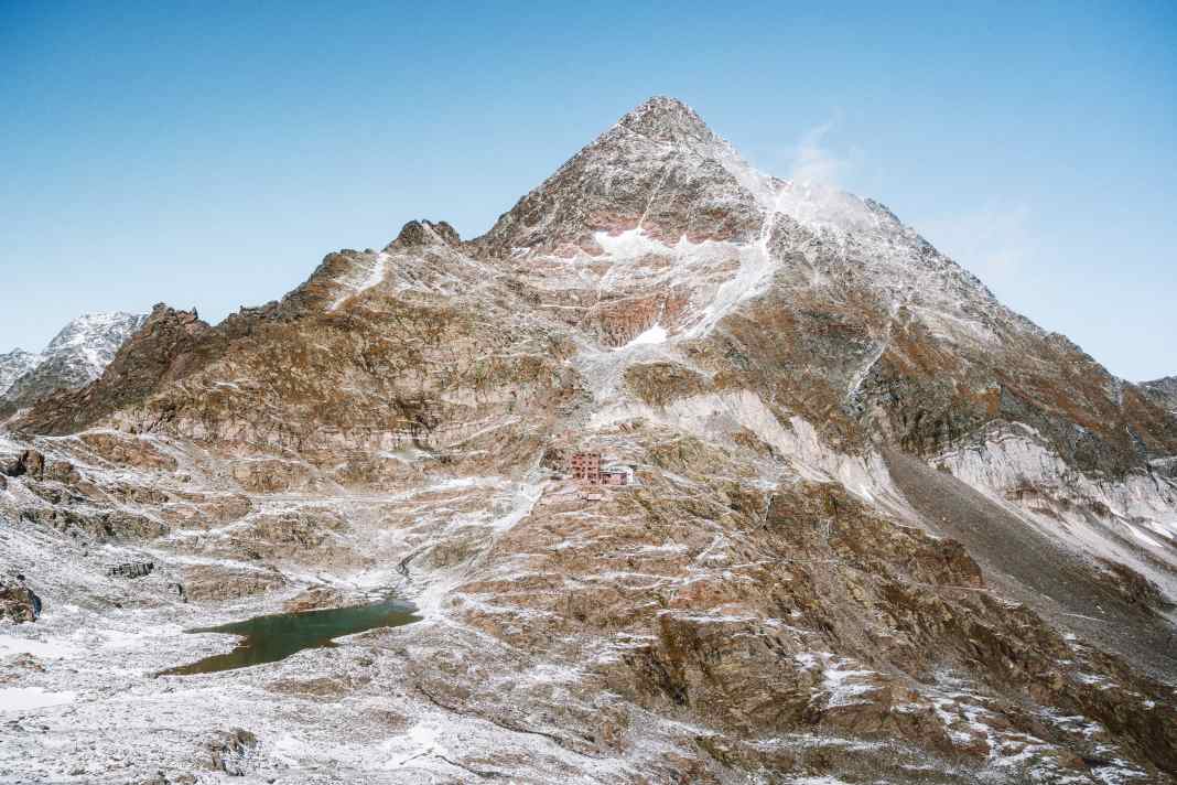 Die Stettiner Hütte am Eisjöchl wurde nach ihrer Lawinen-Zerstörung ganz neu und modern wieder aufgebaut.