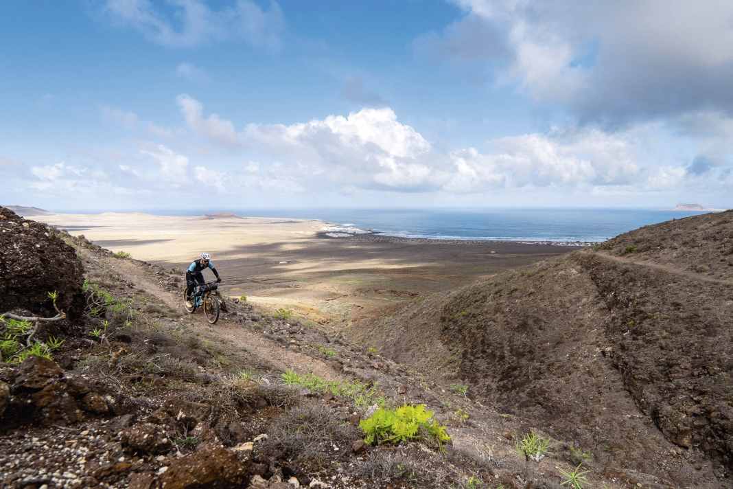 Lanzarote: Die Mondlandschaften der Caletade Famara sind grandios, der Gegenwind bläst aber fast vom Bike.