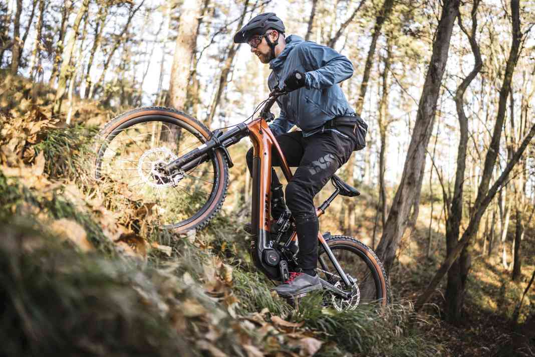 Tiefe Front, langer Reach und steiler Sitzwinkel – 
mit diesen Voraussetzungen klettert das Trek gut. Leider neigt der Hinterbau an steilen Rampen dazu, im Federweg 
zu versacken. Um das auszugleichen, muss man die Front aktiv belasten. Bike-Redakteur Adrian zeigt, wie’s geht.