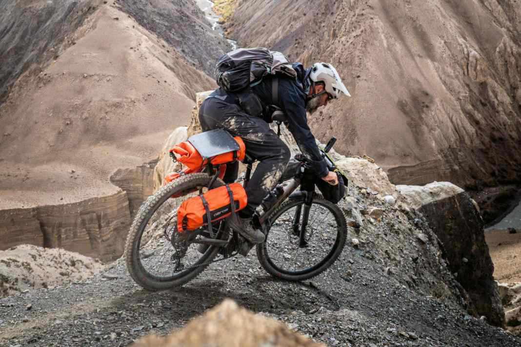 Cedric’s bike weighs 32 kilos when fully loaded: “You get used to it surprisingly quickly,” says Cedric. Here on a remote mountain pass in the heart of Afghanistan.