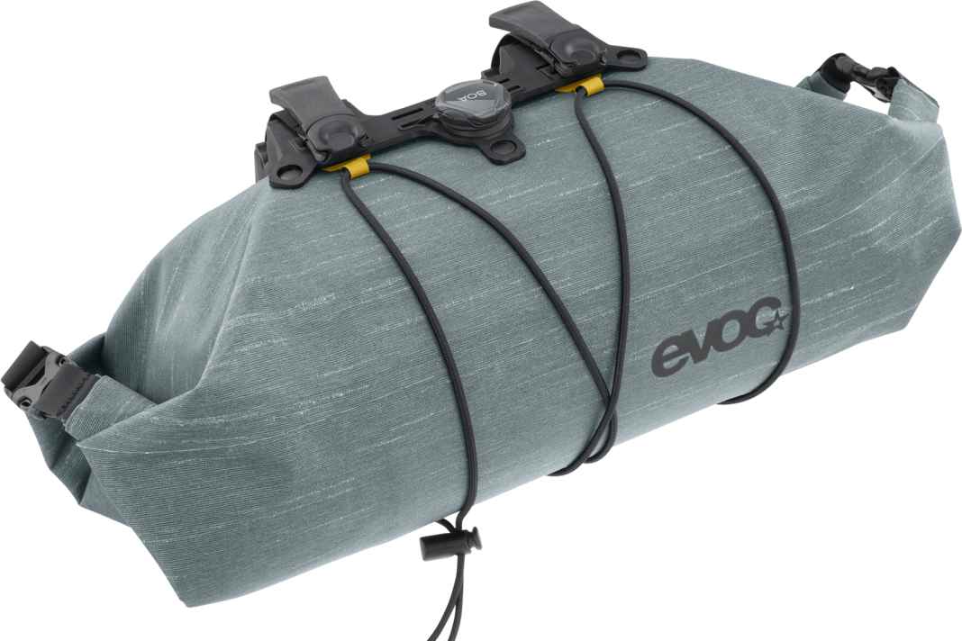 Zu gewinnen gibt es ebenfalls ein Bikepacking-Set bestehend aus: Evoc Handlebar Pack Lenkertasche