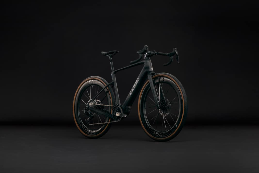 For €5,999, Cube fits its e-gravel bike exclusively with the very best components. Power is provided by the Bosch Performance SX motor. A permanently fitted 400 Wh battery supplies the necessary energy.