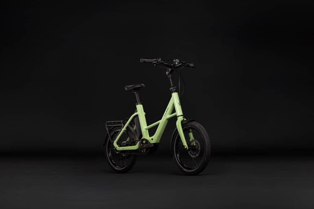The removable 540 Wh battery is located behind the seat tube. The Compact Hybrid Deluxe 540 weighs 23.5 kilograms and has a recommended retail price of 2,799 euros. It is also fitted with a Bosch Performance Line motor delivering 75 Nm and 20-inch wheels.