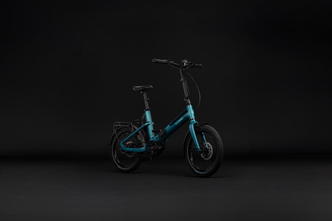 Klein, kompakt, komplett: Das Fold Hybrid Deluxe 540 packt Bosch-Power, Riemenantrieb und jede Menge Alltagstauglichkeit in ein 20-Zoll-Faltrad für nur 3199 Euro.