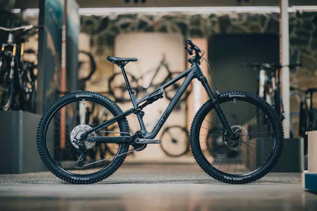 CUBE spendiert dem günstigsten Stereo HPC einen Hauptrahmen aus High Performance Carbon und kombiniert ihn mit einem Aluminium-Hinterbau. Für 1.999 Euro dürfte das eines der auffälligsten Details des gesamten Bikes sein.