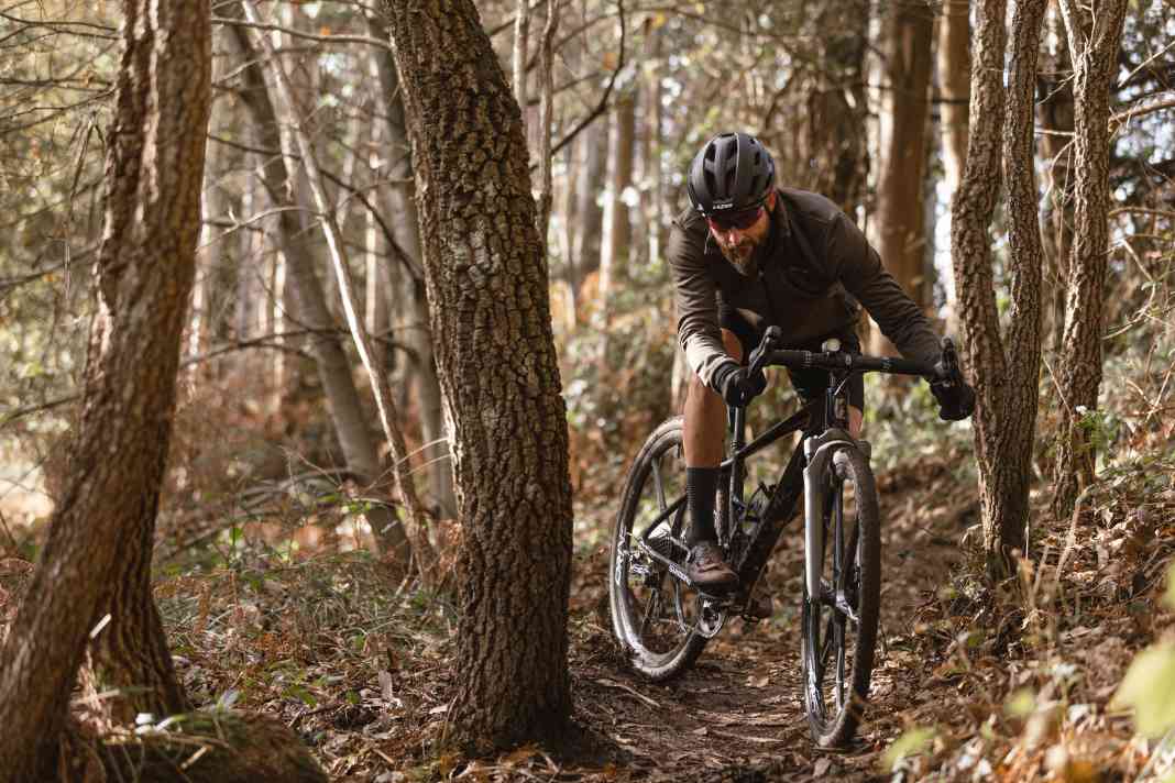 Der spanische Bike-Akrobat David Cachon schwingt sein Graveller im Scandi Flick durch den Turn. Gravelbiken, wo die meisten nicht mal Mountainbiken können, ist gerade hipp.