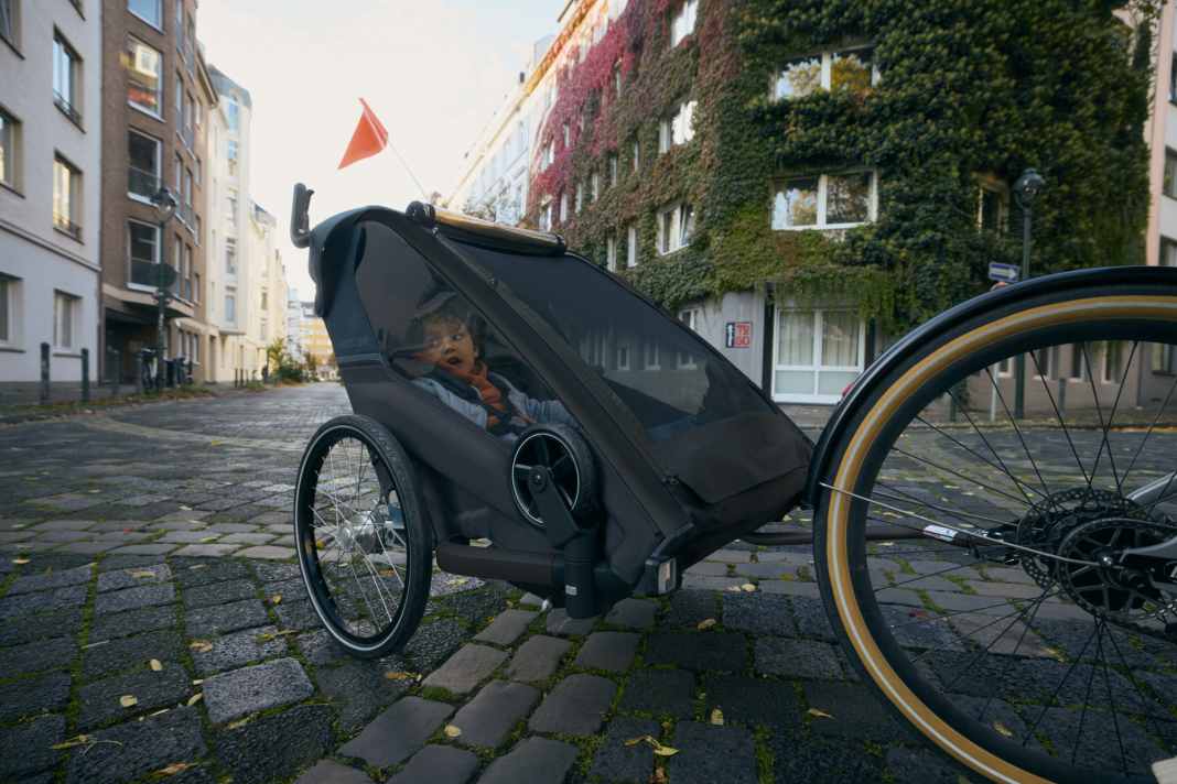 Das ist der neue Croozer Lykke, und er sieht aus - naja, wie Kinderanhänger eben so aussehen. Doch in diesem neuen Hänger steckt ein neues Konzept, das viele Eltern feiern werden.