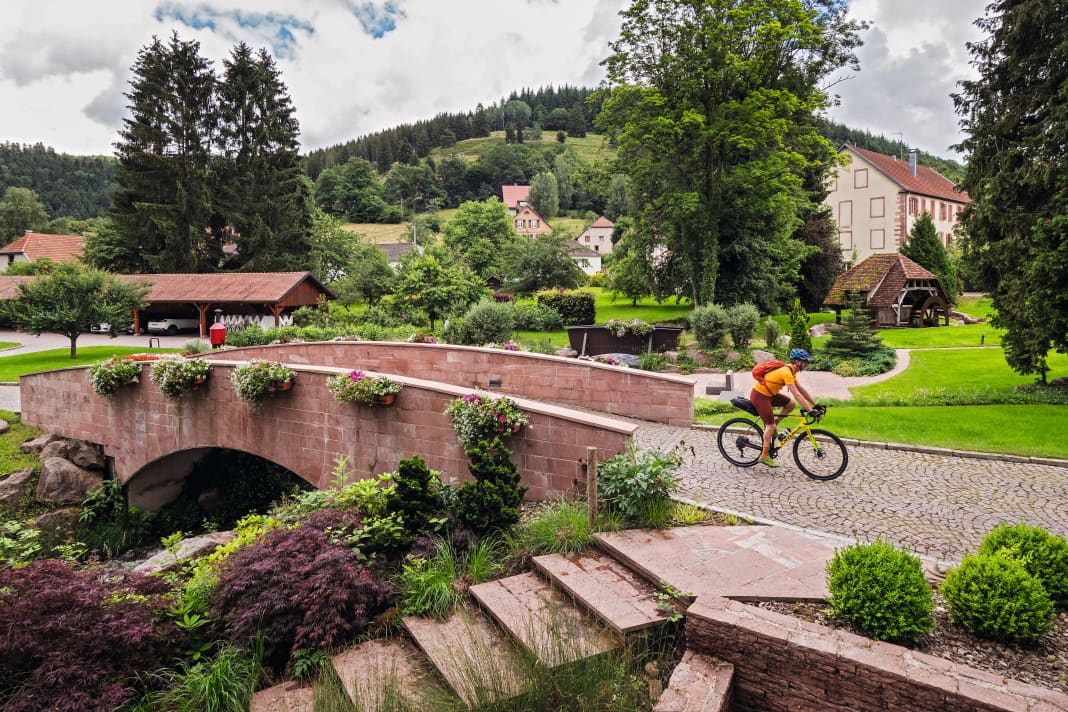 Cosy cycle path: you can pedal up the valley in a relaxed manner directly along the river La Bruche.