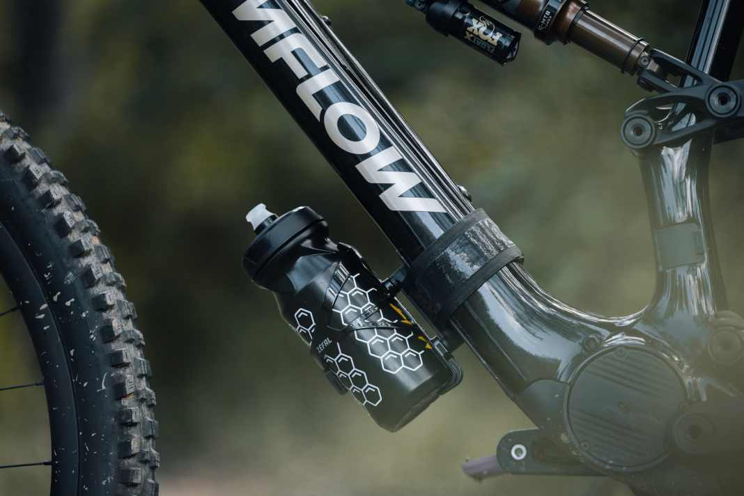 No bottle cage? No problem! With the Universal Cage Mount, Zéfal offers a clever solution for all bike frames that don’t have enough space for water bottles or accessories.