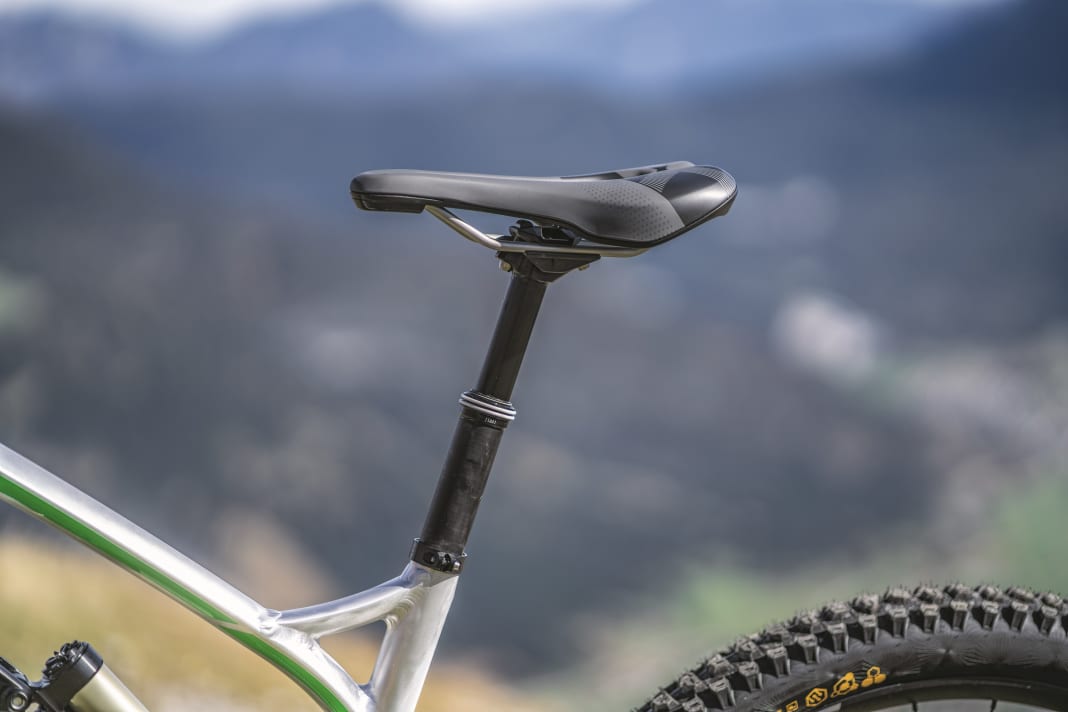 On our BIKE PROJECT: EUROPE, we use saddle clamps and seatposts from Vecnum in Germany. The Selle Italia saddle already reveals its origin in its name.