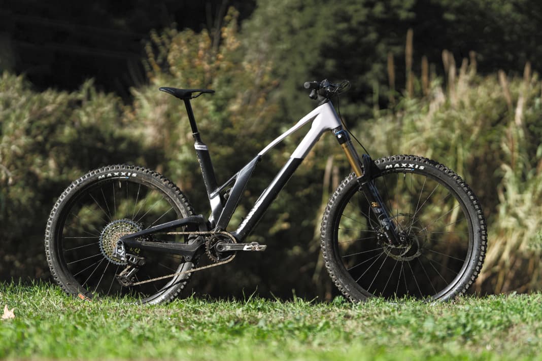 Unno IKKI: Light E-Enduro with 170/160 mm travel, MX wheel mix, carbon frame, VPP rear triangle.