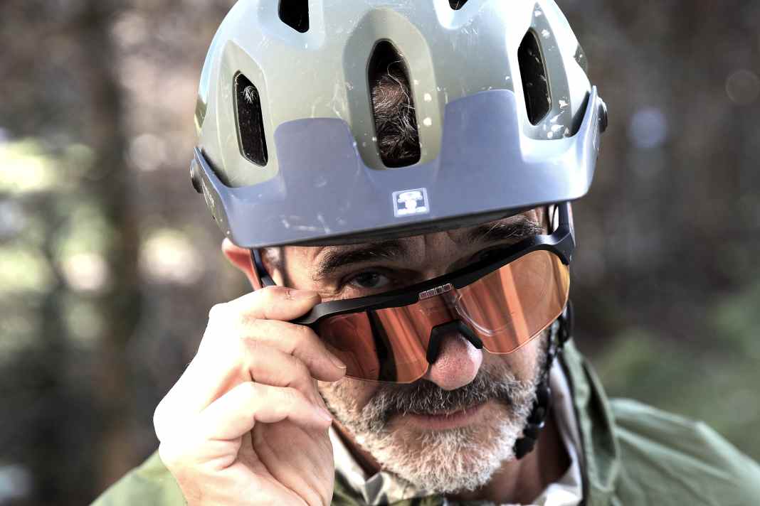 Smarte Lösung für fehlsichtige Biker: Die React Optray gibt es mit Korrektur-Clips. Der eigentliche Clou aber: Die Gläser passen ihre Tönung in Sekundenbruchteilen an die Lichtsituation an.