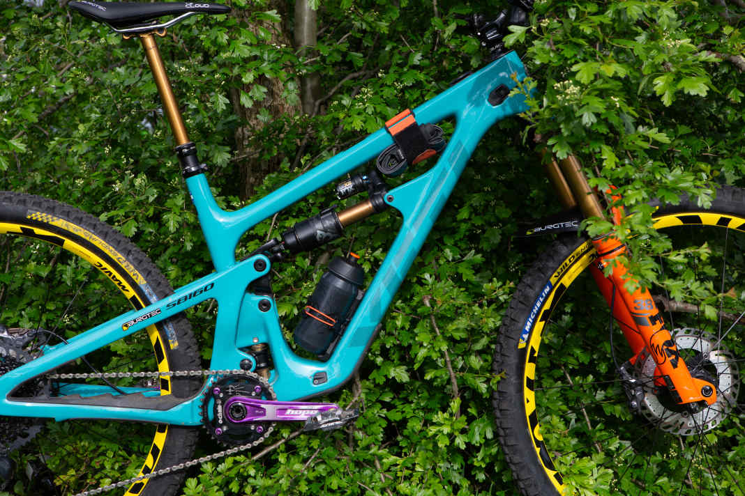 Who hasn't experienced it: The bottle just fits into the frame, but pulling it out while riding? That's tricky!