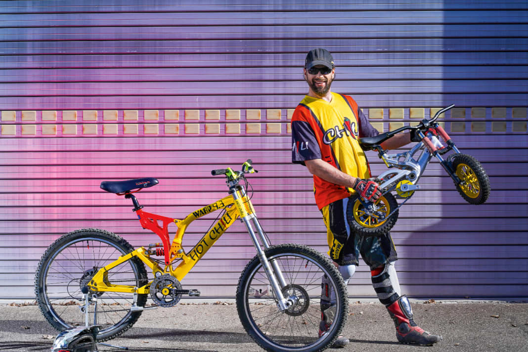 Hot Chilli 1996, on the right the mobile miniature.