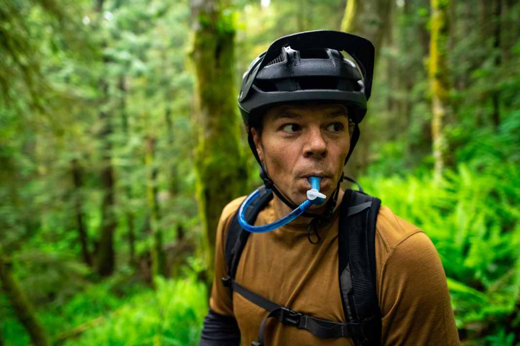 Jeder muss trinken. Die Faustregel sagt: 0,5 bis 1,0 Liter pro Stunde während der Tour. Mit Trinkflaschen kaum zu schaffen. Doch mit Trinkblase ist man selbst auf langen Touren stets ausreichend hydriert.