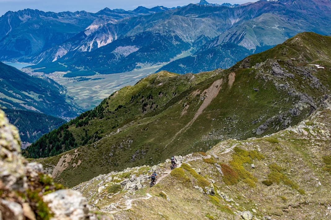 Eine Etage über dem berühmten Goldsee-Trail balanciert der Trail am Piz Chavalatsch  am Kamm entlang. Der Blick reicht bis zum Reschenpass!