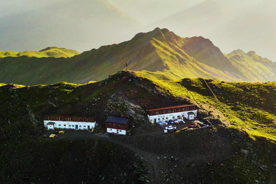 Die Marchhütte (2541 m): Einst Kaserne für die Grenzsoldaten unter Mussolini, heute willkommene Unterkunft für Stoneman-Aspiranten (silber).