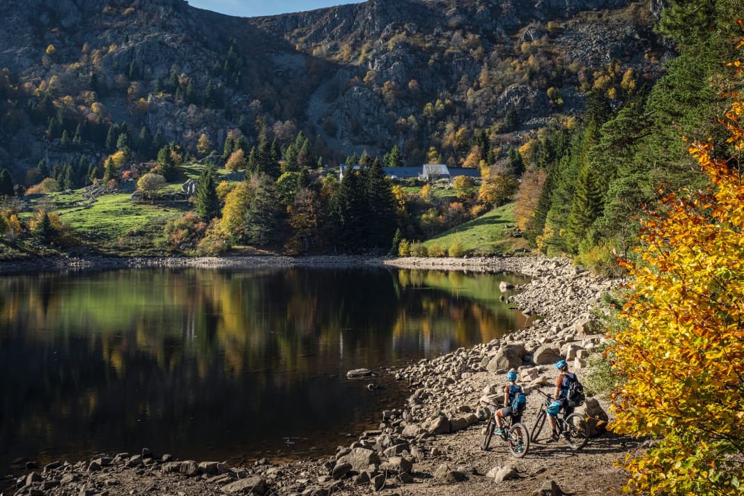 Lac du Forlet: From the highest lake in the Vosges (1066 m), you can look out over the main ridge of the low mountain range. The panoramic trails balance along up there.