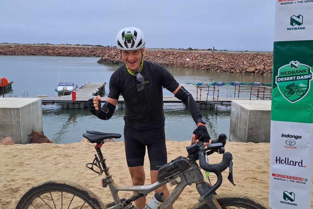 Karl-Heinz Leidel, genannt Carlie, mit seinem Spezial-Fully im Ziel des Desert Dash: Top Sechs Gesamt und Sieg in der Ü50-Wertung. Schnellster Profi war Drikus Coetzee (Namibia), vor Konny Looser (Schweiz) und Steffen Rick (Deutschland).