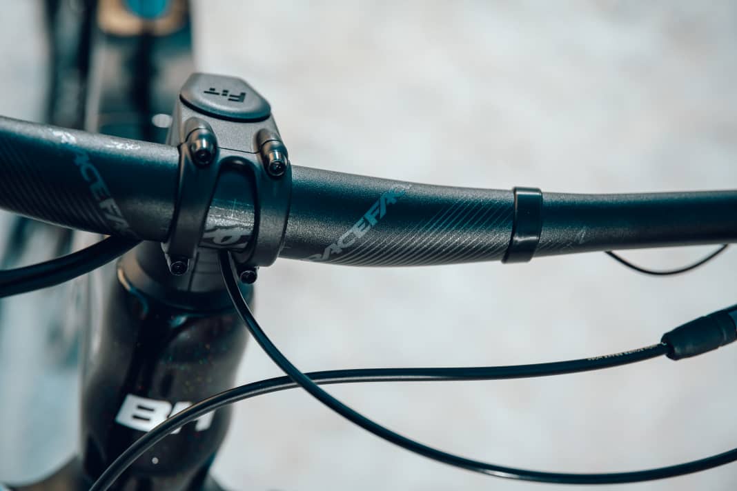 BH also integrates the cables directly into the frame through the head tube.