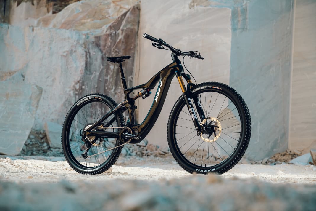 Thanks to the "Ballistic Carbon Layup" frame material, the frame weighs just 2450 grams.