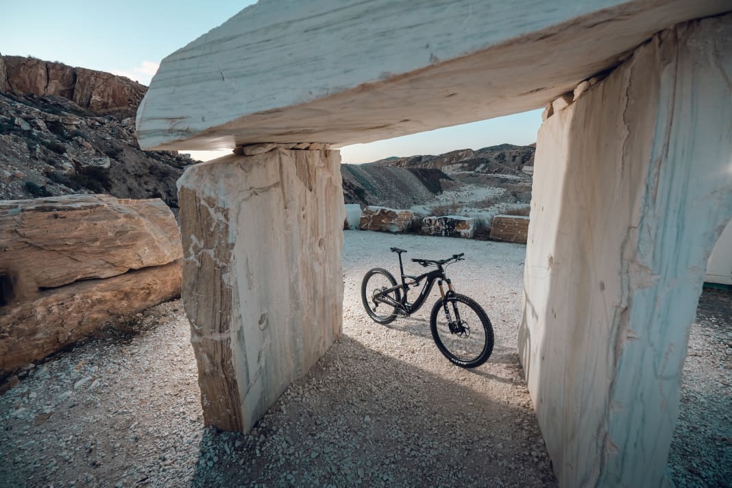 With the new iLynx+, BH presents a full-power light e-MTB. Despite the large motor, it weighs just 19.8 kilograms.