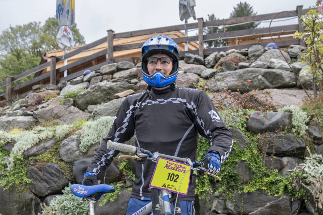 Als Kind guckte Gregor bei einem Downhill-Rennen mit und war zutiefst beeindruckt vom Hardcore-Modell der Marke Dynamics. Vor ein paar Jahren fing er an Dynamics-Bikes zu sammeln. Beim Downhill-Rennen ging er mit einen Dynamics Alien an den Start.