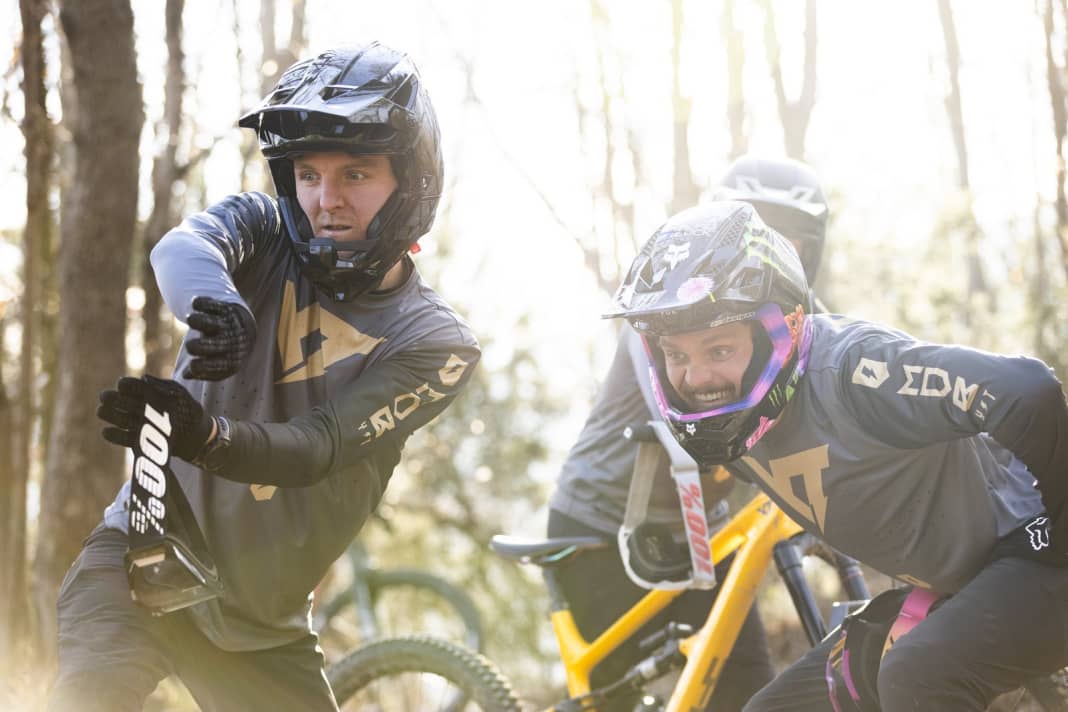 A-Team: Christian Textor (li.) und Jack Moir (re.) beim Linescouting. Sie starten 2023 für den YT Mob im UCI Enduro Worldcup.