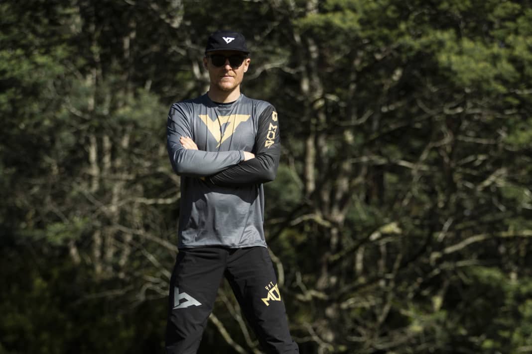 Steht auf Bikes: Christian “Texi” Textor | Deutsche Meister Titel Enduro: 5 | Körpergröße: 1,83 Meter | Geboren: 13.12.1990 | Körpergewicht: 79 Kilo | Gewicht Bike mit Pedale: 17 Kilo