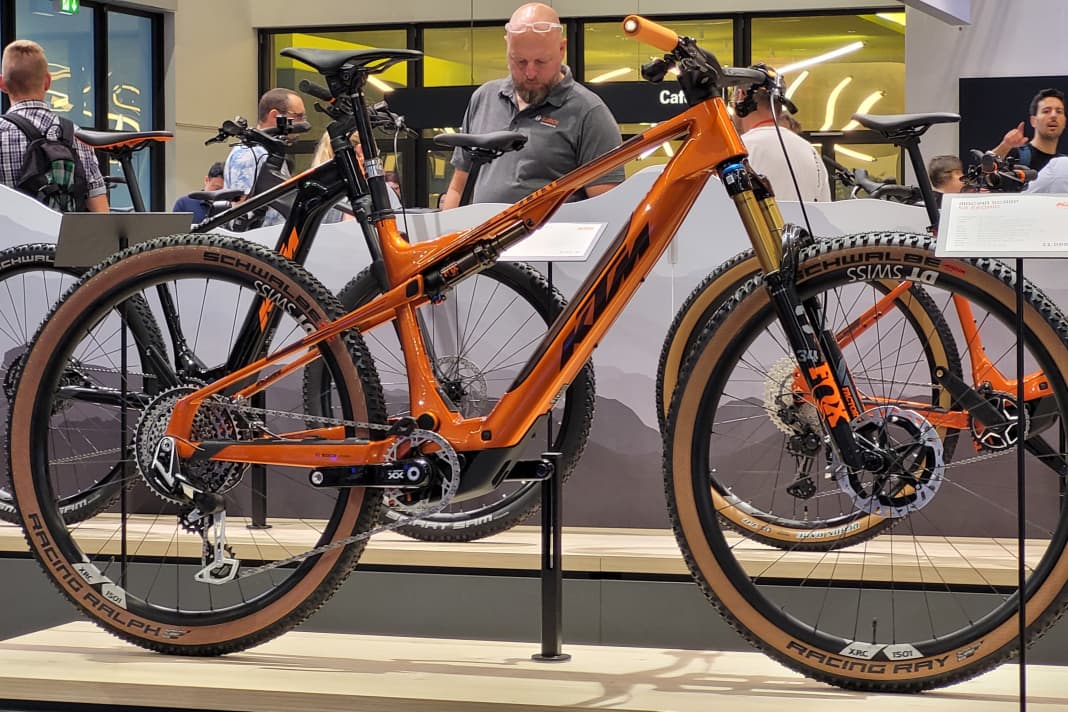 KTM Macina Scarp SX Exonic // Bosch Perf. SX // 400 Wh // 140 mm travel // 29 inch // 16.5 kg (manufacturer's specification) // 11099 Euro