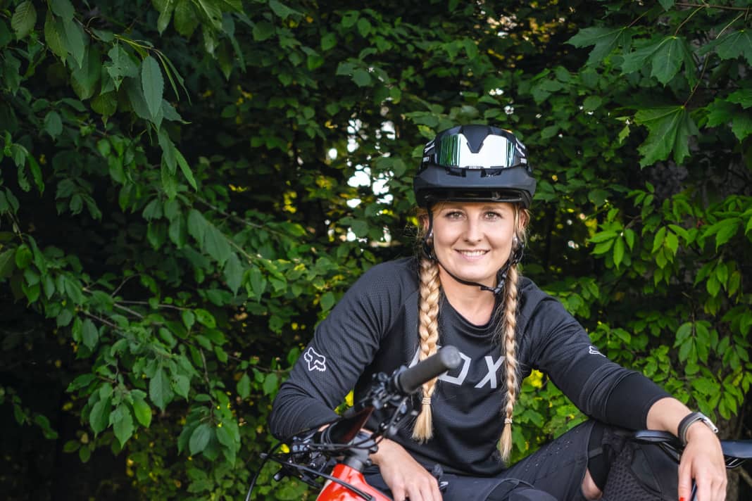 Simone Lohbrunner with her Specialized Levo Comp.