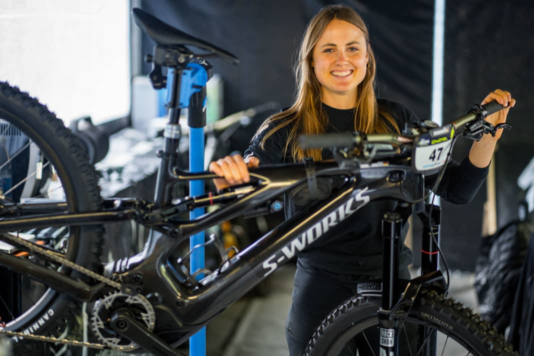 Power-Paar: Sofia Wiedenroth setzt ihr Specialized Turbo Levo in beiden E-Racing-Disziplinen ein - Cross Country und Enduro.