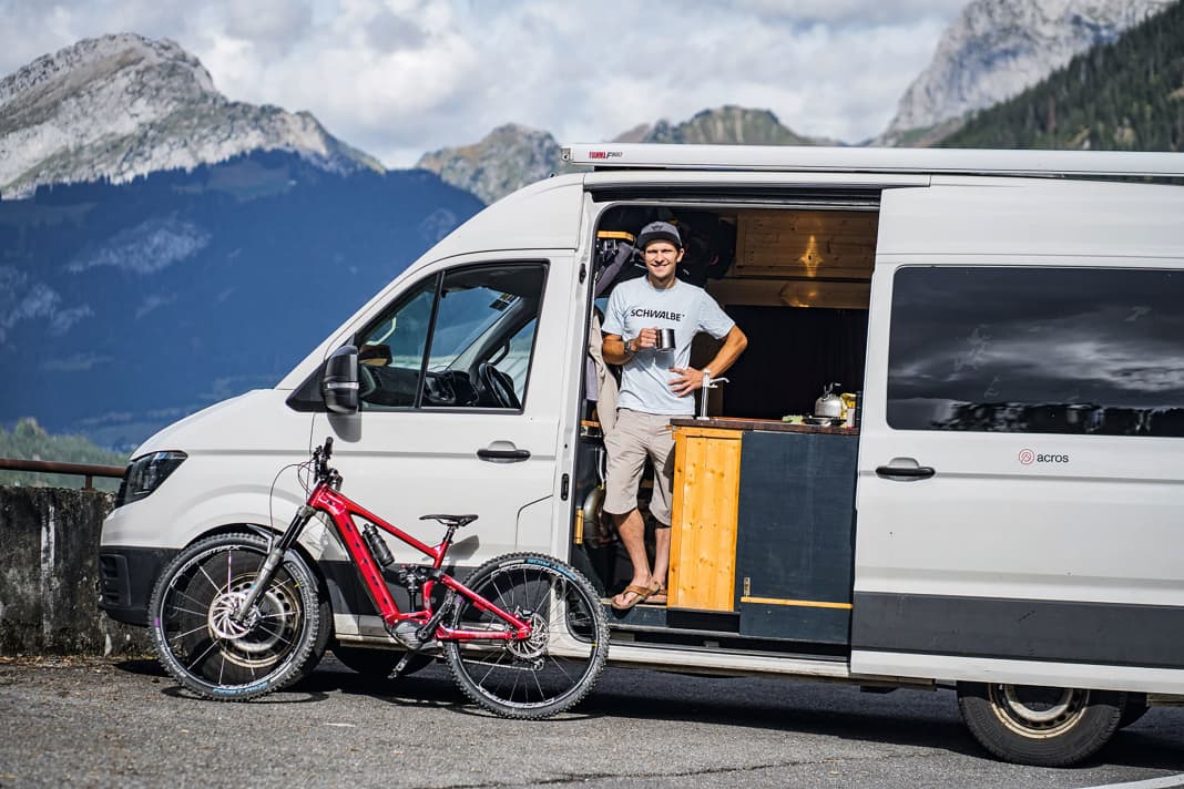 James Shirley und seine Vans - schon seit 10 Jahren tourt der Schotte im Sommer immer quer durch Europa.