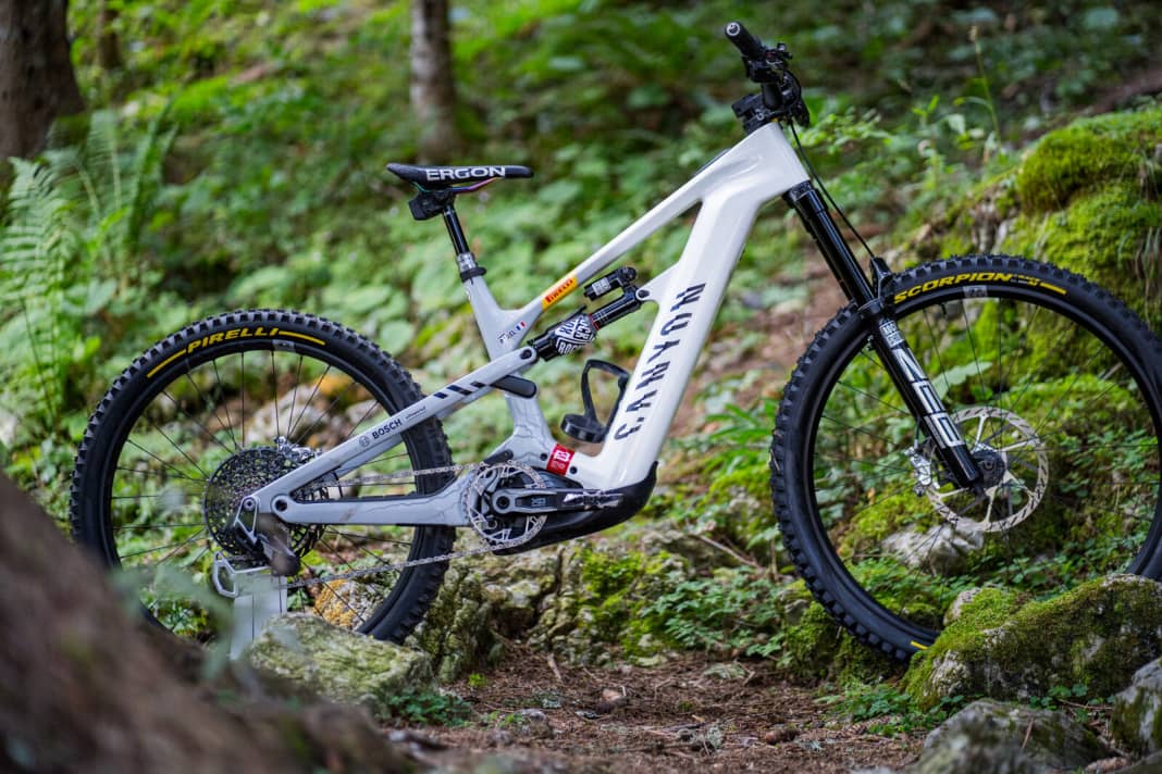 Barel's workhorse for the E-Enduro World Cup: the Canyon Strive:On CFR LTD with 170/165 millimetre travel and Bosch CX Race.