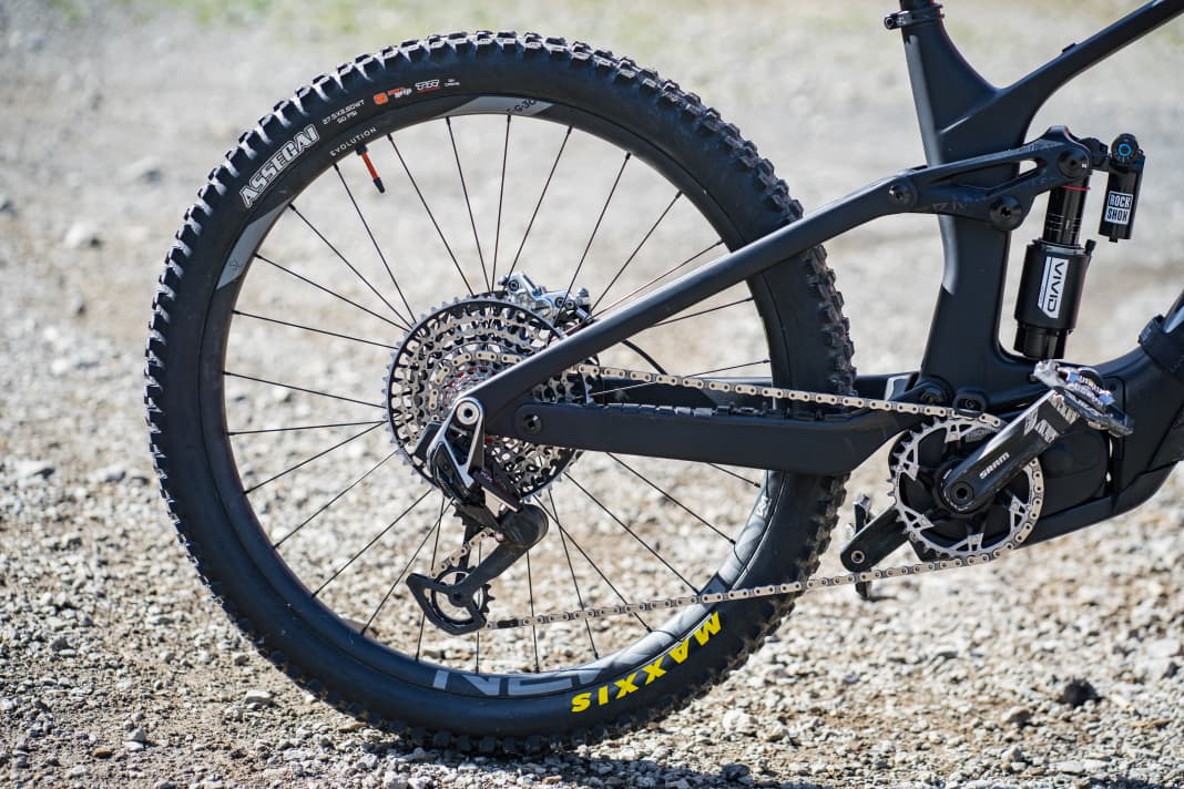 Compared to the standard bike, Fischi rides a smaller 27.5-inch rear wheel in EDR-E-Racing. This suits his radical riding style and the sometimes tight enduro courses.