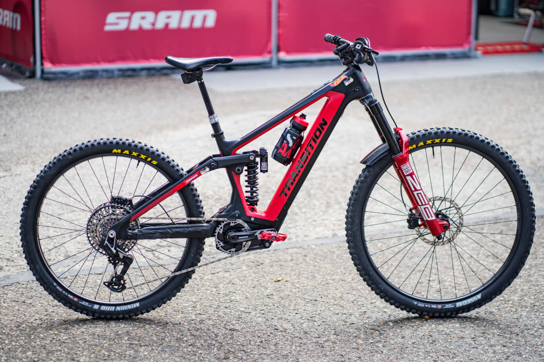 Mit 23,1 Kilo ist Pontals Transition Repeater PT wohl das leichteste Race-Enduro in der Boxengasse des E-Enduro-Worldcups.
