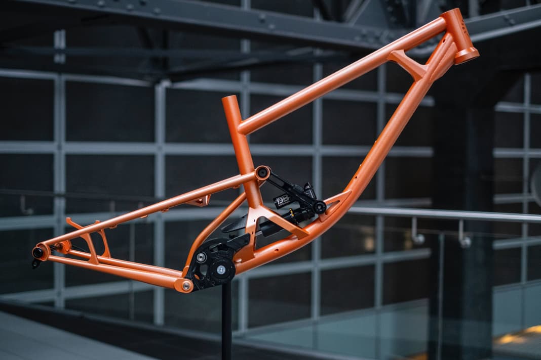 The steel frame of the Dobordelu freerider from Zoceli allows 180 millimetres of suspension travel.