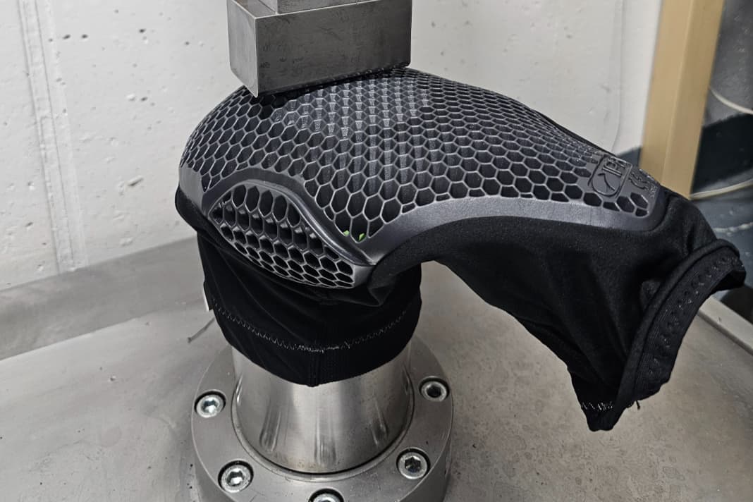 Alle Knieschoner mussten sich auf dem Prüfstand beweisen