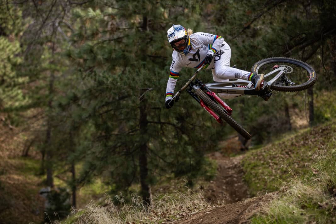 Vali, warum siehst du so gut aus auf dem Bike? Vali: Ich bin im Bikepark aufgewachsen.