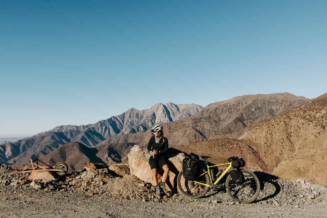 En route vers l'inconnu : À partir du Maroc, tout est nouveau pour Wiebke. Chaque pas la mène plus loin dans l'inconnu, à chaque tour de pédale elle découvre un peu plus du monde.