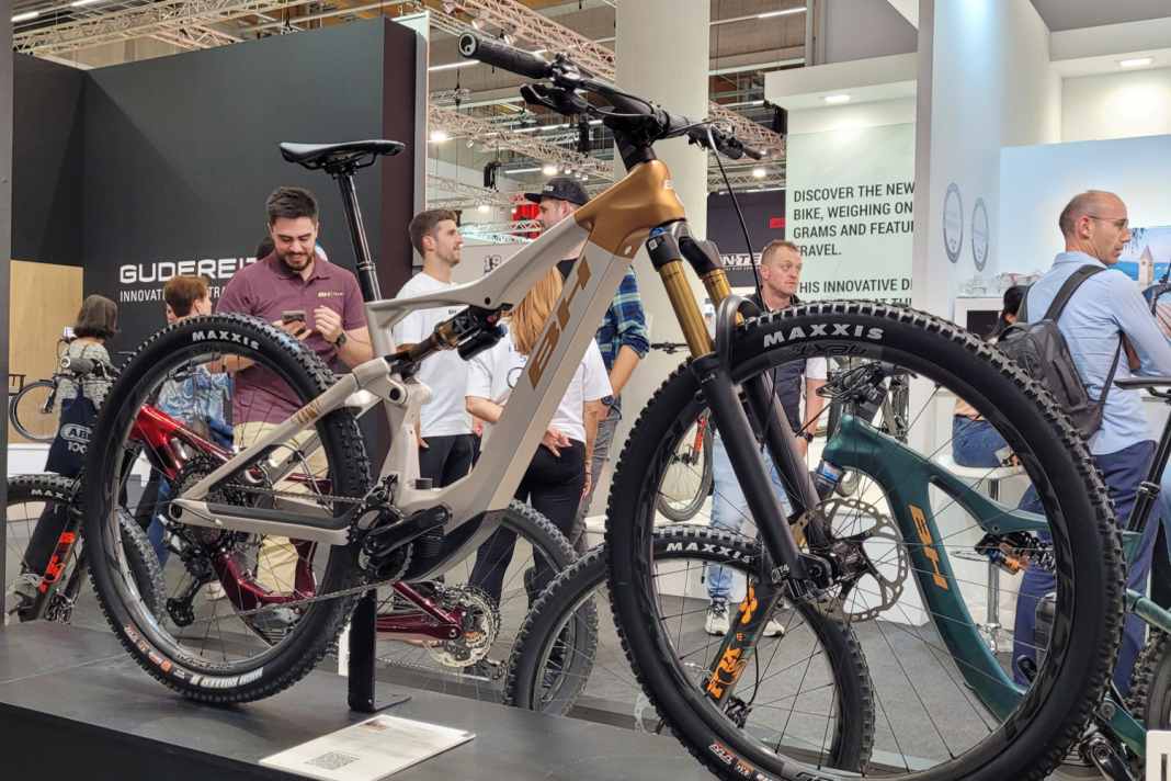 Das BH iLynx+ kommt mit Shimano EP801 Motor und vollen 85 Newtonmetern, der Akku des Trailbikes fasst 540 Wattstunden. Trotzdem soll das Bike nur um 19 Kilogramm wiegen.