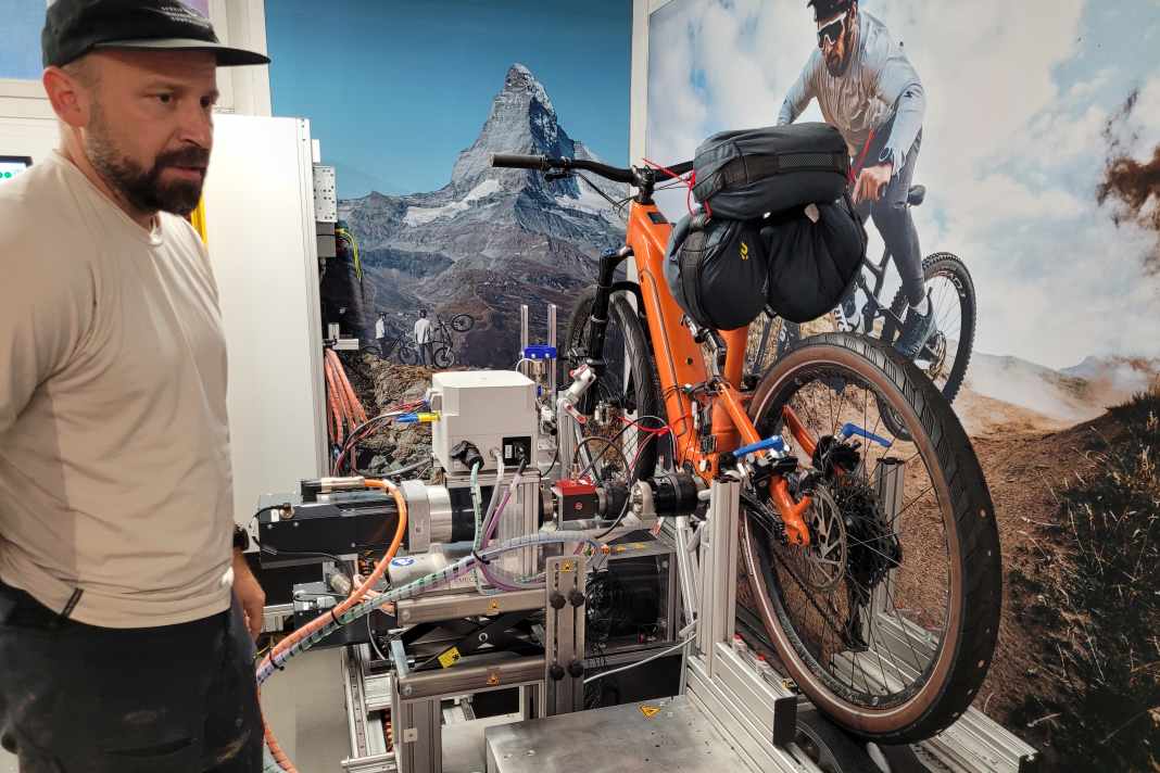 Marco Sonderegger, der Leiter vom Specialized Entwicklungszentrum in Cham, zeigt uns den Motorenprüfstand.