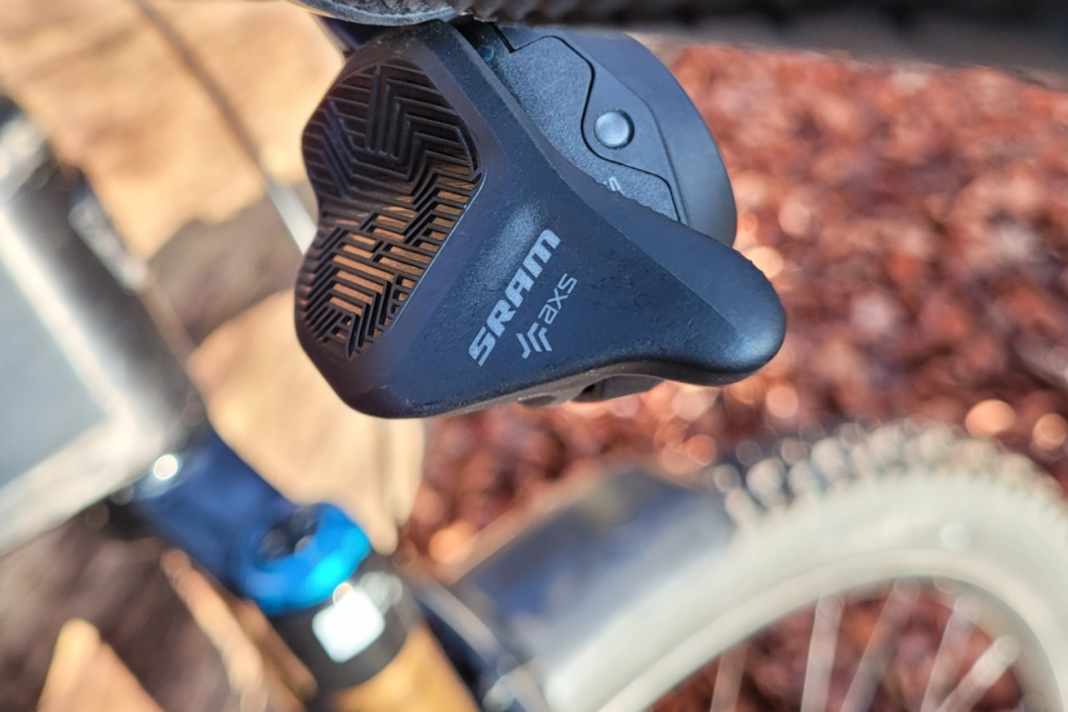 Ergonomic shifting with the Sram AXS Pod Rocker Paddle.