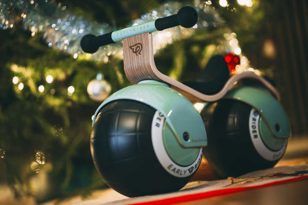 Das Early Rider Bella Velio will als allererstes Zweirad für den Nachwuchs ab  10 Monaten glänzen. Geht es nach der Marketingabteilung der Firma am liebsten unter den Weihnachtsbäumen der Republik.