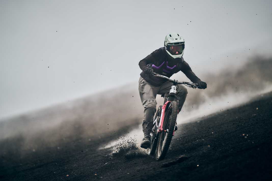 Schicker Helmut: Der Sweet Protection Fixer Carbon mit Mips. Hier beim Surfen auf dem Ätna auf Sizilien...