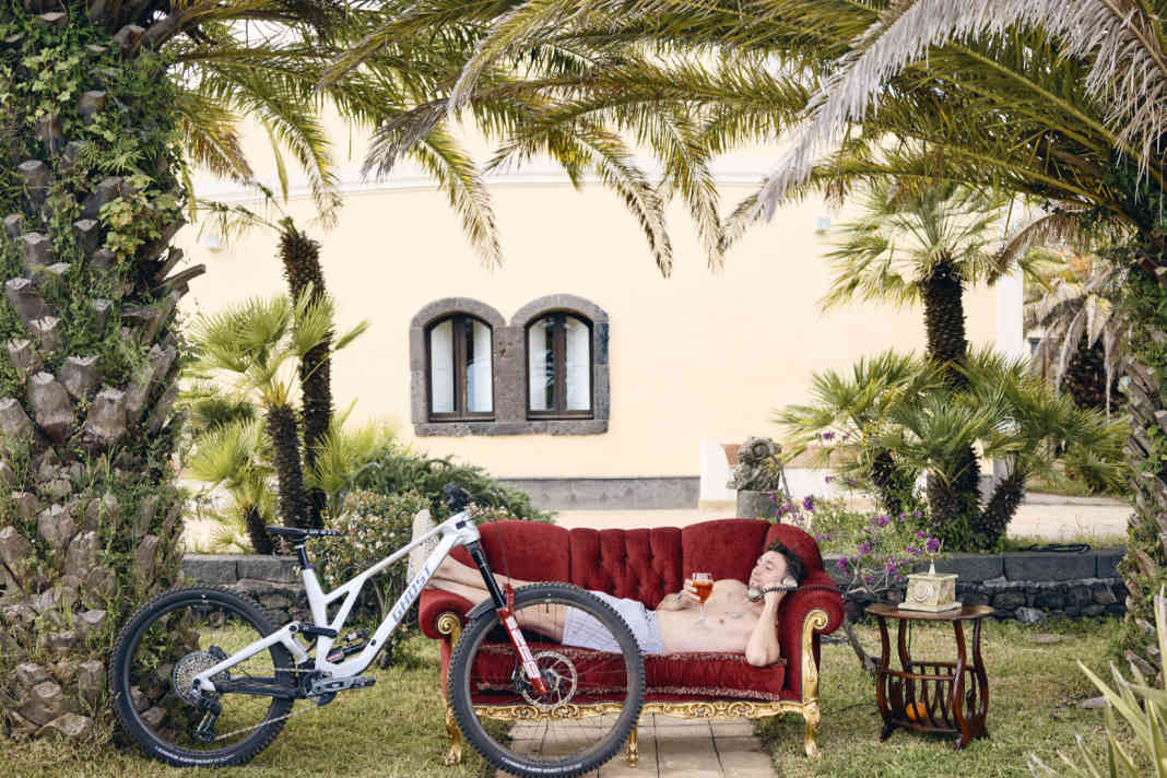 Ja, das Leben als Rockstar ist hart. Korbi Engstler chillt in Sizilien mit seinem neuen Arbeitsgerät...