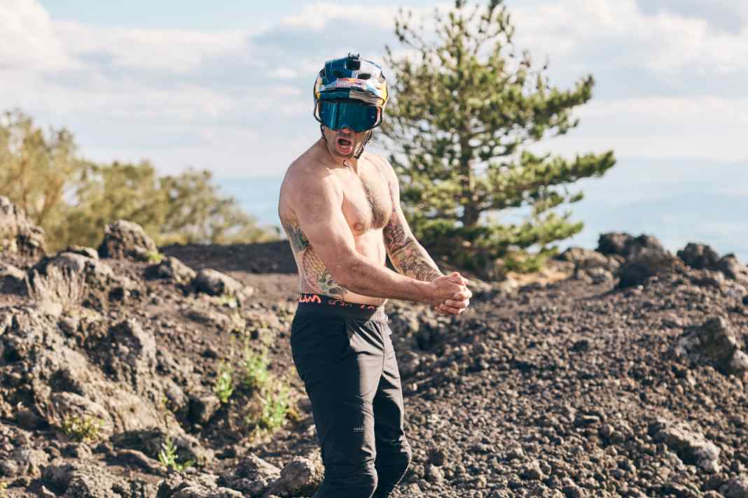 Bodycheck Tomas Slavik: Wir baten den Tschechen um ein Oben-ohne-Foto. Slavik: „Auf so eine Idee können nur Deutsche kommen!“.