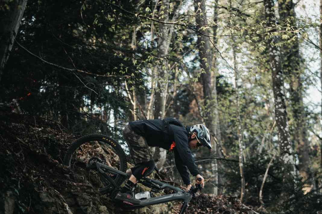 Downhill, the Clutch feels like it's on rails. The fact that the unsprung mass on the rear wheel is lower than with a conventional drive is immediately noticeable.